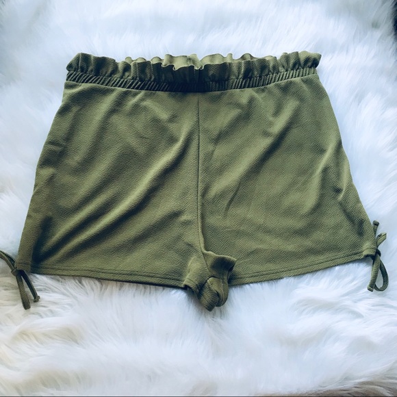 Boohoo Pants - boohoo High Rise Ruffled Elastic Shorts Bows 16